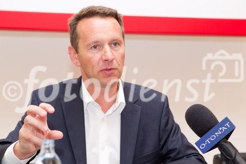 (c) fotodienst / Anna Rauchenberger - Wien, am 11.08.2010 -  Die Palfinger AG präsentierte heute bei einer Pressekonferenz in der Wiener Börse die Zahlen des 1. Halbjahres 2010. Demzufolge ist das Unternehmen wieder am Wachstumspfad. Die Palfinger AG zählt seit Jahren zu den international führenden Herstellern hydraulischer Hebe-, Lade- und Handlingsysteme. FOTO: Herbert Ortner, Vorstandsvorsitzender der Palfinger AG