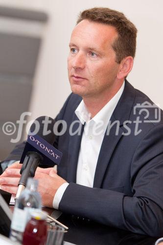 (c) fotodienst / Anna Rauchenberger - Wien, am 11.08.2010 -  Die Palfinger AG präsentierte heute bei einer Pressekonferenz in der Wiener Börse die Zahlen des 1. Halbjahres 2010. Demzufolge ist das Unternehmen wieder am Wachstumspfad. Die Palfinger AG zählt seit Jahren zu den international führenden Herstellern hydraulischer Hebe-, Lade- und Handlingsysteme. FOTO: Herbert Ortner, Vorstandsvorsitzender der Palfinger AG