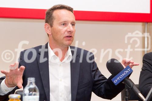 (c) fotodienst / Anna Rauchenberger - Wien, am 11.08.2010 -  Die Palfinger AG präsentierte heute bei einer Pressekonferenz in der Wiener Börse die Zahlen des 1. Halbjahres 2010. Demzufolge ist das Unternehmen wieder am Wachstumspfad. Die Palfinger AG zählt seit Jahren zu den international führenden Herstellern hydraulischer Hebe-, Lade- und Handlingsysteme. FOTO: Herbert Ortner, Vorstandsvorsitzender der Palfinger AG