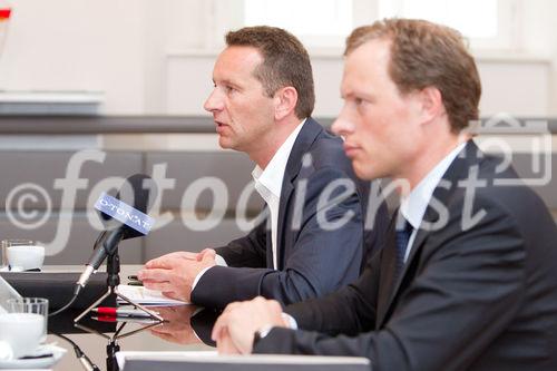 (c) fotodienst / Anna Rauchenberger - Wien, am 11.08.2010 -  Die Palfinger AG präsentierte heute bei einer Pressekonferenz in der Wiener Börse die Zahlen des 1. Halbjahres 2010. Demzufolge ist das Unternehmen wieder am Wachstumspfad. Die Palfinger AG zählt seit Jahren zu den international führenden Herstellern hydraulischer Hebe-, Lade- und Handlingsysteme. FOTO v.l.: Herbert Ortner, Vorstandsvorsitzender der Palfinger AG, Christoph Kaml, CFO Palfinger AG