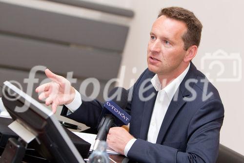 (c) fotodienst / Anna Rauchenberger - Wien, am 11.08.2010 -  Die Palfinger AG präsentierte heute bei einer Pressekonferenz in der Wiener Börse die Zahlen des 1. Halbjahres 2010. Demzufolge ist das Unternehmen wieder am Wachstumspfad. Die Palfinger AG zählt seit Jahren zu den international führenden Herstellern hydraulischer Hebe-, Lade- und Handlingsysteme. FOTO: Herbert Ortner, Vorstandsvorsitzender der Palfinger AG