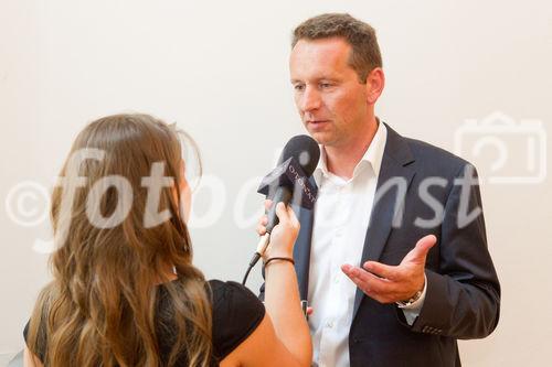 (c) fotodienst / Anna Rauchenberger - Wien, am 11.08.2010 -  Die Palfinger AG präsentierte heute bei einer Pressekonferenz in der Wiener Börse die Zahlen des 1. Halbjahres 2010. Demzufolge ist das Unternehmen wieder am Wachstumspfad. Die Palfinger AG zählt seit Jahren zu den international führenden Herstellern hydraulischer Hebe-, Lade- und Handlingsysteme. FOTO: Herbert Ortner, Vorstandsvorsitzender der Palfinger AG im Gespräch mit Journalisten