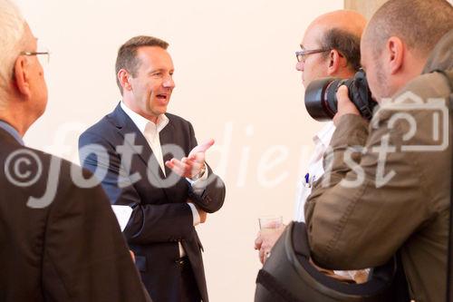 (c) fotodienst / Anna Rauchenberger - Wien, am 11.08.2010 -  Die Palfinger AG präsentierte heute bei einer Pressekonferenz in der Wiener Börse die Zahlen des 1. Halbjahres 2010. Demzufolge ist das Unternehmen wieder am Wachstumspfad. Die Palfinger AG zählt seit Jahren zu den international führenden Herstellern hydraulischer Hebe-, Lade- und Handlingsysteme. FOTO: Herbert Ortner, Vorstandsvorsitzender der Palfinger AG im Gespräch mit Journalisten