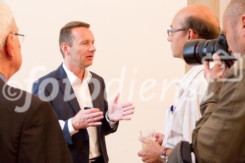 (c) fotodienst / Anna Rauchenberger - Wien, am 11.08.2010 -  Die Palfinger AG präsentierte heute bei einer Pressekonferenz in der Wiener Börse die Zahlen des 1. Halbjahres 2010. Demzufolge ist das Unternehmen wieder am Wachstumspfad. Die Palfinger AG zählt seit Jahren zu den international führenden Herstellern hydraulischer Hebe-, Lade- und Handlingsysteme. FOTO: Herbert Ortner, Vorstandsvorsitzender der Palfinger AG im Gespräch mit Journalisten