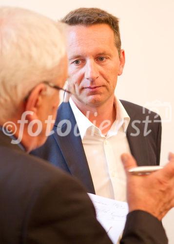 (c) fotodienst / Anna Rauchenberger - Wien, am 11.08.2010 -  Die Palfinger AG präsentierte heute bei einer Pressekonferenz in der Wiener Börse die Zahlen des 1. Halbjahres 2010. Demzufolge ist das Unternehmen wieder am Wachstumspfad. Die Palfinger AG zählt seit Jahren zu den international führenden Herstellern hydraulischer Hebe-, Lade- und Handlingsysteme. FOTO: Herbert Ortner, Vorstandsvorsitzender der Palfinger AG im Gespräch mit Journalisten