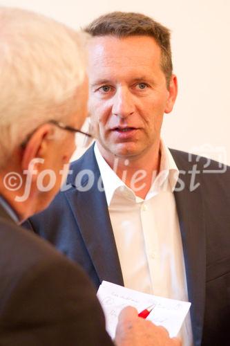 (c) fotodienst / Anna Rauchenberger - Wien, am 11.08.2010 -  Die Palfinger AG präsentierte heute bei einer Pressekonferenz in der Wiener Börse die Zahlen des 1. Halbjahres 2010. Demzufolge ist das Unternehmen wieder am Wachstumspfad. Die Palfinger AG zählt seit Jahren zu den international führenden Herstellern hydraulischer Hebe-, Lade- und Handlingsysteme. FOTO: Herbert Ortner, Vorstandsvorsitzender der Palfinger AG im Gespräch mit Journalisten