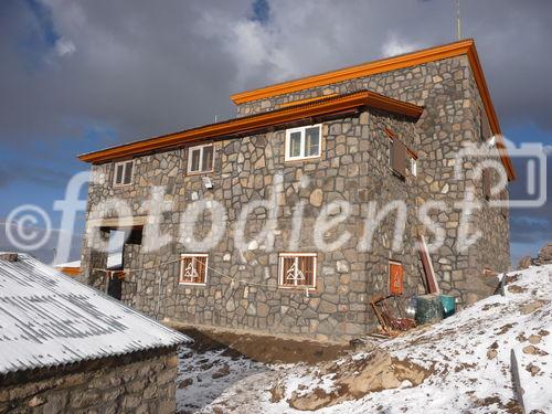 (C)Fotodienst/ Dr. Wilfried Seywald; Die im vergangenen Jahr errichtete Schutzhütte Bargah-e Sevom auf 4.150 m bietet bis zu einhundert Bergsteigern Unterkunft. Auf eigens angelegten Terrassen im angrenzenden Gelände können weitere 270 Zelte aufgestellt werden. 