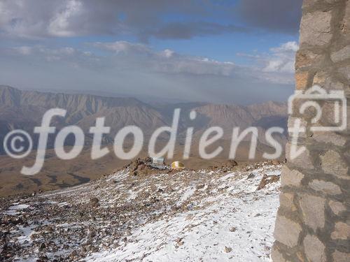 (C)Fotodienst/ Dr. Wilfried Seywald; Die im vergangenen Jahr errichtete Schutzhütte Bargah-e Sevom auf 4.150 m bietet bis zu einhundert Bergsteigern Unterkunft. Auf eigens angelegten Terrassen im angrenzenden Gelände können weitere 270 Zelte aufgestellt werden. Im Bild: Blick auf das alte Lager unterhalb der Schutzhütte.