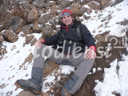(C)Fotodienst/ Dr. Wilfried Seywald; Oberhalb der Schutzhütte Bargah-e Sevom auf 4.150 m beginnt der felsige Abschnitt, der nur von Schneefeldern und Schotterrinnen unterbrochen wird. Im Bild: Wilfried Seywald
