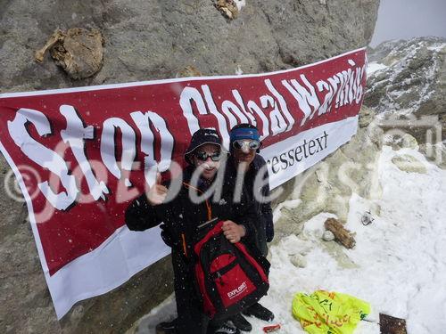 (C)Fotodienst/ Dr. Wilfried Seywald; Der Gipfel des Demavand auf 5.671 m besteht aus einer etwa 60 m2 großen Plattform umrahmt von meterhohen Felsen. Angrenzend daran überblickt man den Vulkankrater, der bei 