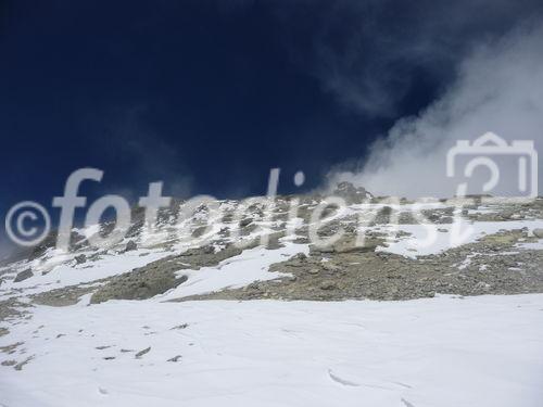 (C)Fotodienst/ Dr. Wilfried Seywald; Wegen der sehr rasch wechselnden Witterung und der Schwefeldämpfe auf dem Gipfel des Damavand wird der rasche Abstieg empfohlen. Im Bild: Blick zurück auf den Gipfel, Schwefeldampfschwaden.