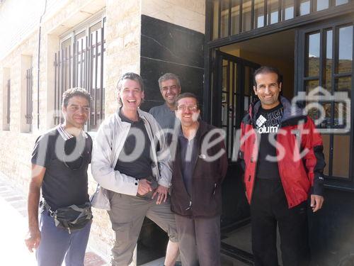 (C)Fotodienst/ Dr. Wilfried Seywald; Die Unterkunft der Iranian Mountaineering Federation in Polur auf 2300 m ist Ausgangspunkt für die Besteigung des Damavand. Im Bild: Teilnehmer der pressetext-Tour auf den Damavand.