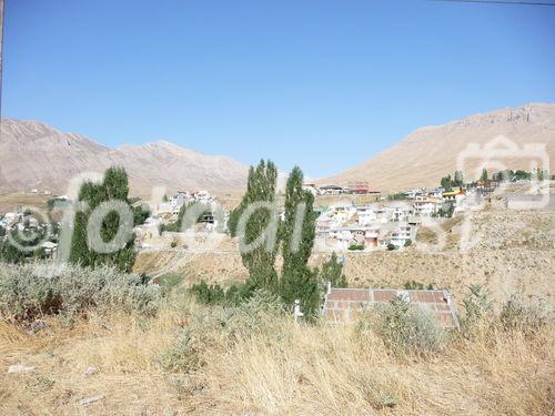 (C)Fotodienst/ Dr. Wilfried Seywald; Das Dörchen Polur am Fuße des Damavand im Iran.