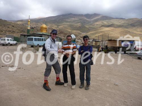 (C)Fotodienst/ Dr. Wilfried Seywald; Das Basislager Gusfandsara auf 3.150 m ist Ausgangspunkt für die Besteigung des Damavand. Im Bild: Wilfried Seywald mit Begleitern.