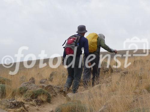 (C)Fotodienst/ Dr. Wilfried Seywald; Vom Basislager Gusfandsara auf 3.150 m geht es zu Fuß bergauf Richtung Damavand. 