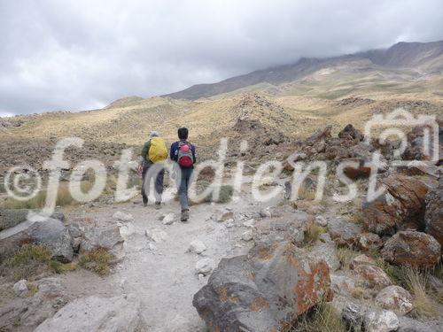 (C)Fotodienst/ Dr. Wilfried Seywald; Vom Basislager Gusfandsara auf 3.150 m geht es zu Fuß bergauf Richtung Damavand. Bis zur Schutzhütte Bargah-e Sevom auf 4.150 m passiert man Almwiesen mit Schaf- und Ziegenherden, Schotterfelder, bizarre Basaltgesteine, trockene Bachläufe, Lavafelder und zum Schluss vulkanisch geprägte Felslandschaften.