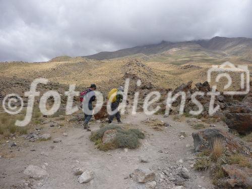 (C)Fotodienst/ Dr. Wilfried Seywald; Vom Basislager Gusfandsara auf 3.150 m geht es zu Fuß bergauf Richtung Damavand. Bis zur Schutzhütte Bargah-e Sevom auf 4.150 m passiert man Almwiesen mit Schaf- und Ziegenherden, Schotterfelder, bizarre Basaltgesteine, trockene Bachläufe, Lavafelder und zum Schluss vulkanisch geprägte Felslandschaften.