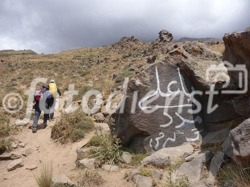 (C)Fotodienst/ Dr. Wilfried Seywald; Vom Basislager Gusfandsara auf 3.150 m geht es zu Fuß bergauf Richtung Damavand. Bis zur Schutzhütte Bargah-e Sevom auf 4.150 m passiert man Almwiesen mit Schaf- und Ziegenherden, Schotterfelder, bizarre Basaltgesteine, trockene Bachläufe, Lavafelder und zum Schluss vulkanisch geprägte Felslandschaften.