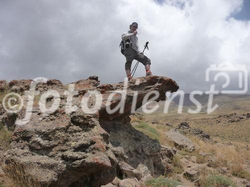 (C)Fotodienst/ Dr. Wilfried Seywald; Vom Basislager Gusfandsara auf 3.150 m geht es zu Fuß bergauf Richtung Damavand. Bis zur Schutzhütte Bargah-e Sevom auf 4.150 m passiert man Almwiesen mit Schaf- und Ziegenherden, Schotterfelder, bizarre Basaltgesteine, trockene Bachläufe, Lavafelder und zum Schluss vulkanisch geprägte Felslandschaften.