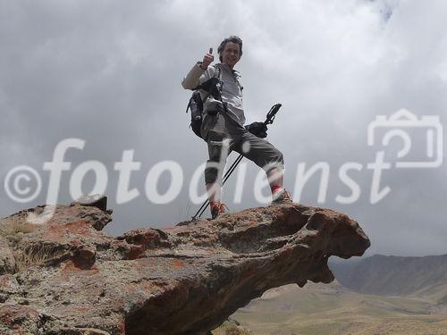 (C)Fotodienst/ Dr. Wilfried Seywald; Vom Basislager Gusfandsara auf 3.150 m geht es zu Fuß bergauf Richtung Damavand. Bis zur Schutzhütte Bargah-e Sevom auf 4.150 m passiert man Almwiesen mit Schaf- und Ziegenherden, Schotterfelder, bizarre Basaltgesteine, trockene Bachläufe, Lavafelder und zum Schluss vulkanisch geprägte Felslandschaften.