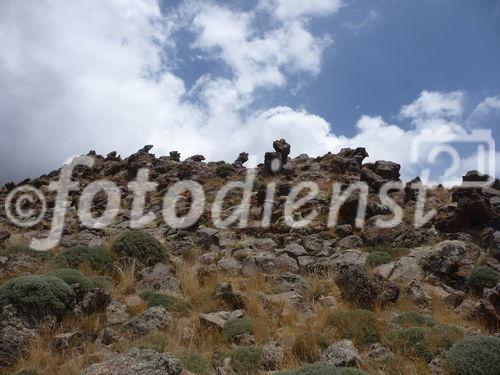 (C)Fotodienst/ Dr. Wilfried Seywald; Vom Basislager Gusfandsara auf 3.150 m geht es zu Fuß bergauf Richtung Damavand. Bis zur Schutzhütte Bargah-e Sevom auf 4.150 m passiert man Almwiesen mit Schaf- und Ziegenherden, Schotterfelder, bizarre Basaltgesteine, trockene Bachläufe, Lavafelder und zum Schluss vulkanisch geprägte Felslandschaften.