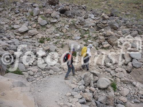 (C)Fotodienst/ Dr. Wilfried Seywald; Vom Basislager Gusfandsara auf 3.150 m geht es zu Fuß bergauf Richtung Damavand. Bis zur Schutzhütte Bargah-e Sevom auf 4.150 m passiert man Almwiesen mit Schaf- und Ziegenherden, Schotterfelder, bizarre Basaltgesteine, trockene Bachläufe, Lavafelder und zum Schluss vulkanisch geprägte Felslandschaften.