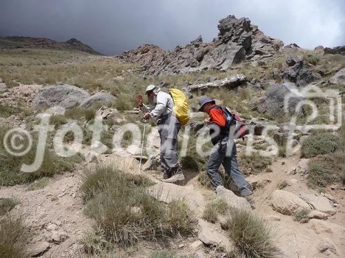 (C)Fotodienst/ Dr. Wilfried Seywald; Vom Basislager Gusfandsara auf 3.150 m geht es zu Fuß bergauf Richtung Damavand. Bis zur Schutzhütte Bargah-e Sevom auf 4.150 m passiert man Almwiesen mit Schaf- und Ziegenherden, Schotterfelder, bizarre Basaltgesteine, trockene Bachläufe, Lavafelder und zum Schluss vulkanisch geprägte Felslandschaften.