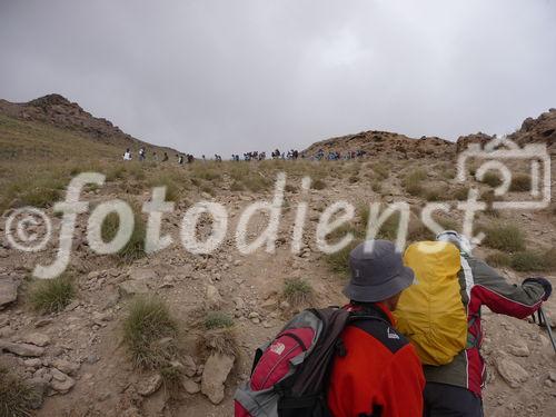 (C)Fotodienst/ Dr. Wilfried Seywald; Vom Basislager Gusfandsara auf 3.150 m geht es zu Fuß bergauf Richtung Damavand. Bis zur Schutzhütte Bargah-e Sevom auf 4.150 m passiert man Almwiesen mit Schaf- und Ziegenherden, Schotterfelder, bizarre Basaltgesteine, trockene Bachläufe, Lavafelder und zum Schluss vulkanisch geprägte Felslandschaften.