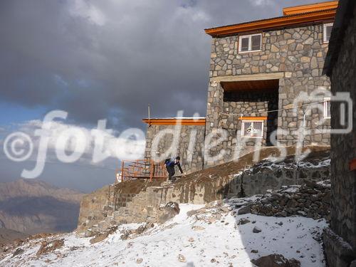 (C)Fotodienst/ Dr. Wilfried Seywald; Die im vergangenen Jahr errichtete Schutzhütte Bargah-e Sevom auf 4.150 m bietet bis zu einhundert Bergsteigern Unterkunft. Auf eigens angelegten Terrassen im angrenzenden Gelände können weitere 270 Zelte aufgestellt werden. 