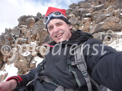 (C)Fotodienst/ Dr. Wilfried Seywald; Oberhalb der Schutzhütte Bargah-e Sevom auf 4.150 m beginnt der felsige Abschnitt, der nur von Schneefeldern und Schotterrinnen unterbrochen wird. Im Bild: Wilfried Seywald