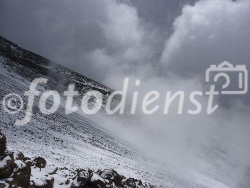 (C)Fotodienst/ Dr. Wilfried Seywald; Oberhalb der Schutzhütte Bargah-e Sevom auf 4.150 m beginnt der felsige Abschnitt, der nur von Schneefeldern und Schotterrinnen unterbrochen wird. 