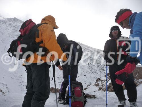 (C)Fotodienst/ Dr. Wilfried Seywald; Für den Aufstieg von der Schutzhütte Bargah-e Sevom auf 4.150 m zum Gipfel des Demavand auf 5.671 m benötigt man je nach Schneelage 6 bis 7 Stunden.