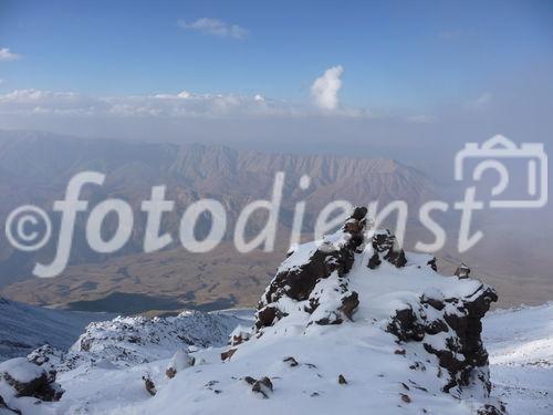 (C)Fotodienst/ Dr. Wilfried Seywald; Für den Aufstieg von der Schutzhütte Bargah-e Sevom auf 4.150 m zum Gipfel des Demavand auf 5.671 m benötigt man je nach Schneelage 6 bis 7 Stunden. Im Bild: Blick ins Tal, gegenüber die Elburs-Bergkette.