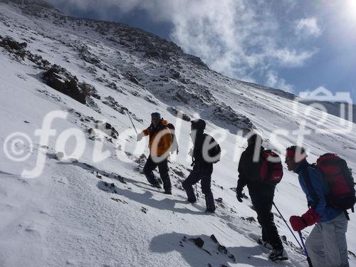 (C)Fotodienst/ Dr. Wilfried Seywald; Für den Aufstieg von der Schutzhütte Bargah-e Sevom auf 4.150 m zum Gipfel des Demavand auf 5.671 m benötigt man je nach Schneelage 6 bis 7 Stunden.