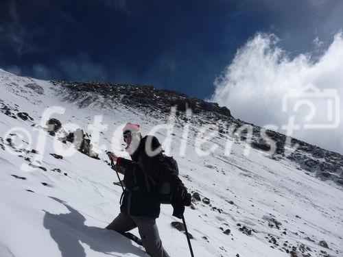 (C)Fotodienst/ Dr. Wilfried Seywald; Für den Aufstieg von der Schutzhütte Bargah-e Sevom auf 4.150 m zum Gipfel des Demavand auf 5.671 m benötigt man je nach Schneelage 6 bis 7 Stunden. Im Bild: Unterhalb des Gipfels beginnt der Kampf mit der Atemnot.