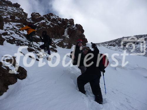 (C)Fotodienst/ Dr. Wilfried Seywald; Für den Aufstieg von der Schutzhütte Bargah-e Sevom auf 4.150 m zum Gipfel des Demavand auf 5.671 m benötigt man je nach Schneelage 6 bis 7 Stunden. Im Bild: Unterhalb des Gipfels beginnt der Kampf mit der Atemnot.