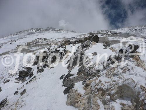 (C)Fotodienst/ Dr. Wilfried Seywald; Für den Aufstieg von der Schutzhütte Bargah-e Sevom auf 4.150 m zum Gipfel des Demavand auf 5.671 m benötigt man je nach Schneelage 6 bis 7 Stunden. Unterhalb des Gipfels beeindrucken kräftige gelbe Farbtöne (Schwefeldampf und Schwefelgestein) die Vulkanlandschaft.