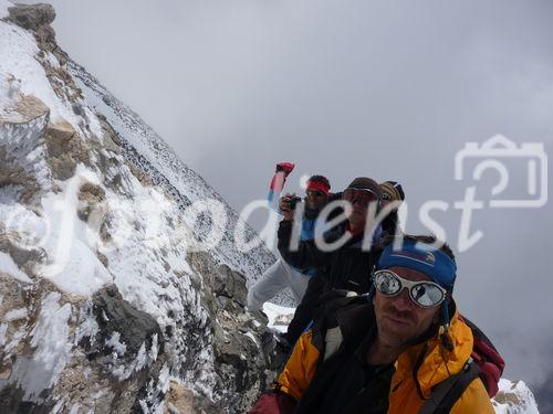 (C)Fotodienst/ Dr. Wilfried Seywald; Für den Aufstieg von der Schutzhütte Bargah-e Sevom auf 4.150 m zum Gipfel des Demavand auf 5.671 m benötigt man je nach Schneelage 6 bis 7 Stunden. Unterhalb des Gipfels beeindrucken kräftige gelbe Farbtöne (Schwefeldampf und Schwefelgestein) die Vulkanlandschaft.