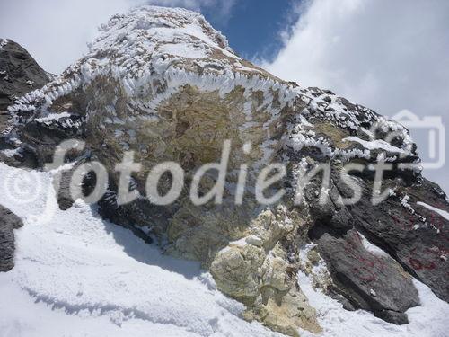 (C)Fotodienst/ Dr. Wilfried Seywald; Für den Aufstieg von der Schutzhütte Bargah-e Sevom auf 4.150 m zum Gipfel des Demavand auf 5.671 m benötigt man je nach Schneelage 6 bis 7 Stunden. Unterhalb des Gipfels beeindrucken kräftige gelbe Farbtöne (Schwefeldampf und Schwefelgestein) die Vulkanlandschaft.