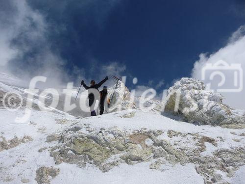 (C)Fotodienst/ Dr. Wilfried Seywald; Für den Aufstieg von der Schutzhütte Bargah-e Sevom auf 4.150 m zum Gipfel des Demavand auf 5.671 m benötigt man je nach Schneelage 6 bis 7 Stunden. Unterhalb des Gipfels beeindrucken kräftige gelbe Farbtöne (Schwefeldampf und Schwefelgestein) die Vulkanlandschaft.