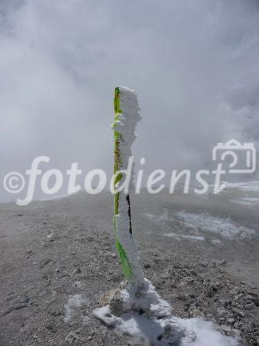 (C)Fotodienst/ Dr. Wilfried Seywald; Für den Aufstieg von der Schutzhütte Bargah-e Sevom auf 4.150 m zum Gipfel des Demavand auf 5.671 m benötigt man je nach Schneelage 6 bis 7 Stunden. Unterhalb des Gipfels beeindrucken kräftige gelbe Farbtöne (Schwefeldampf und Schwefelgestein) die Vulkanlandschaft. Dort wo der Wind am kräftigsten bläst, verwehen selbst große Schneemengen. 