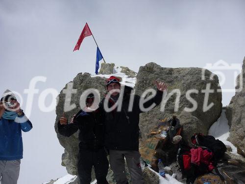 (C)Fotodienst/ Dr. Wilfried Seywald; Der Gipfel des Demavand auf 5.671 m besteht aus einer etwa 60 m2 großen Plattform umrahmt von meterhohen Felsen. Angrenzend daran überblickt man den Vulkankrater, der bei 