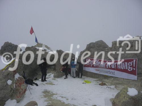 (C)Fotodienst/ Dr. Wilfried Seywald; Der Gipfel des Demavand auf 5.671 m besteht aus einer etwa 60 m2 großen Plattform umrahmt von meterhohen Felsen. Angrenzend daran überblickt man den Vulkankrater, der bei 