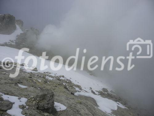 (C)Fotodienst/ Dr. Wilfried Seywald; Wegen der sehr rasch wechselnden Witterung und der Schwefeldämpfe auf dem Gipfel des Damavand wird der rasche Abstieg empfohlen. Im Bild: Blick zurück auf den Gipfel, Schwefeldampfschwaden.