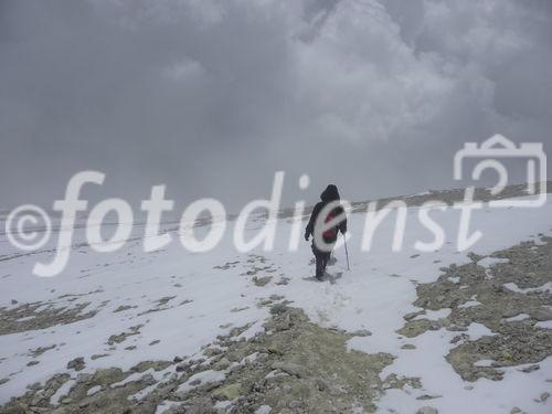 (C)Fotodienst/ Dr. Wilfried Seywald; Wegen der sehr rasch wechselnden Witterung und der Schwefeldämpfe auf dem Gipfel des Damavand wird der rasche Abstieg empfohlen.