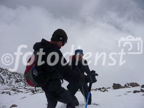 (C)Fotodienst/ Dr. Wilfried Seywald; Wegen der sehr rasch wechselnden Witterung und der Schwefeldämpfe auf dem Gipfel des Damavand wird der rasche Abstieg empfohlen. 