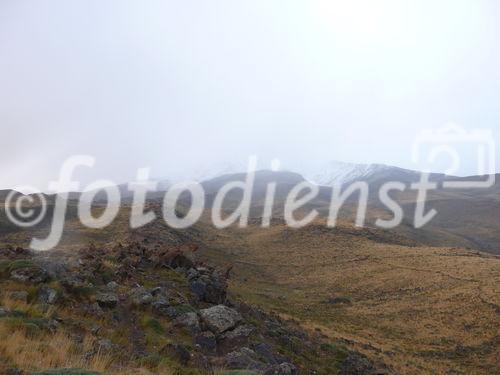 (C)Fotodienst/ Dr. Wilfried Seywald; Der Schlechtwettereinbruch mit massiven Schneefall auf dem Gipfel des Damavand im Iran hat sich verzogen, die Sonne kehrt zurück. Der Schnee liegt bis auf eine Höhe von 4.150 m.