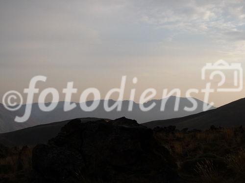 (C)Fotodienst/ Dr. Wilfried Seywald; Blick auf die Elburs-Kette im Süden des Damavand im Iran.