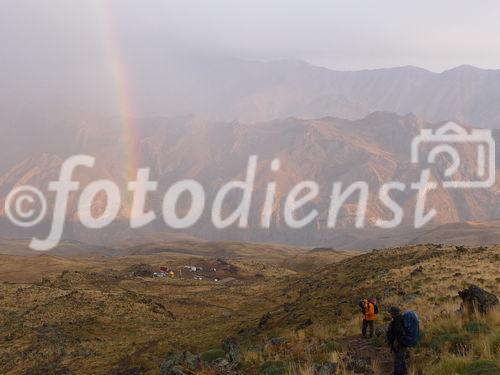 (C)Fotodienst/ Dr. Wilfried Seywald; Regenbogen nach dem Schlechtwettereinbruch auf dem Damavand. Im Bild: Blick Richtung Elburs-Kette im Süden.