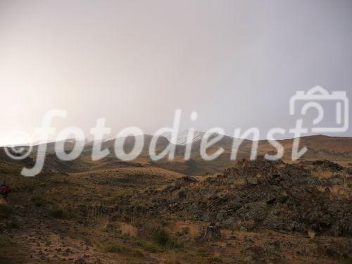 (C)Fotodienst/ Dr. Wilfried Seywald; Der Schlechtwettereinbruch mit massiven Schneefall auf dem Gipfel des Damavand im Iran hat sich verzogen, die Sonne kehrt zurück. Der Schnee liegt bis auf eine Höhe von 4.150 m.